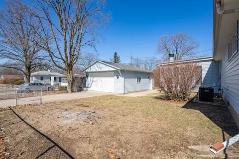 Exterior - 2 Ethell Pkwy, Bloomington, IL 61701 photo 5 of 8