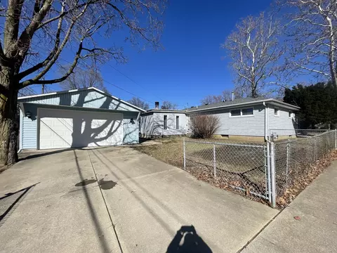 Exterior - 2 Ethell Pkwy, Bloomington, IL 61701 photo 2 of 8