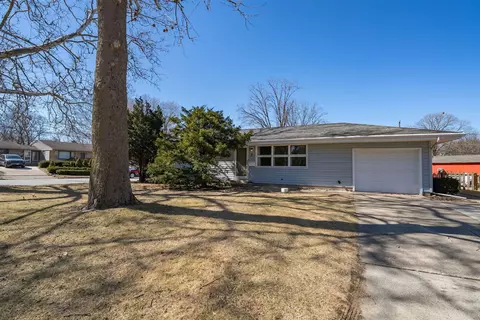 Exterior - 2 Ethell Pkwy, Bloomington, IL 61701 photo 4 of 8
