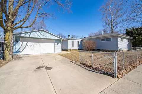Exterior - 2 Ethell Pkwy, Bloomington, IL 61701 photo 6 of 8