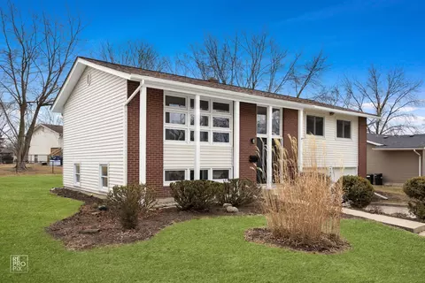 7001 Roberts Dr, Woodridge, IL 60517