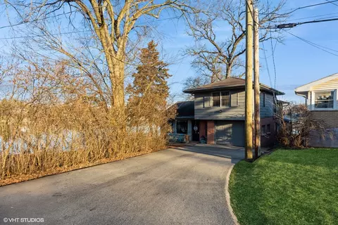 102 Fairfield Dr, Island Lake, IL 60042
