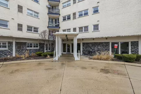 8001 Lockwood Ave #302, Skokie, IL 60077