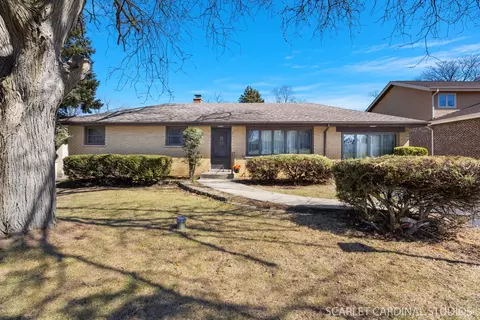 1 S623 Macarthur Dr, Oakbrook Terrace, IL 60181