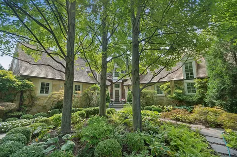 608 Stonegate Ter, Glencoe, IL 60022