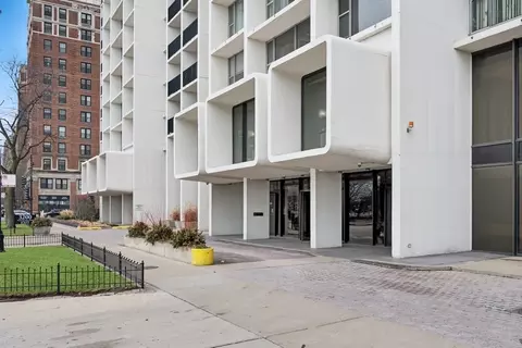 3200 N Lake Shore Dr #811, Chicago, IL 60657