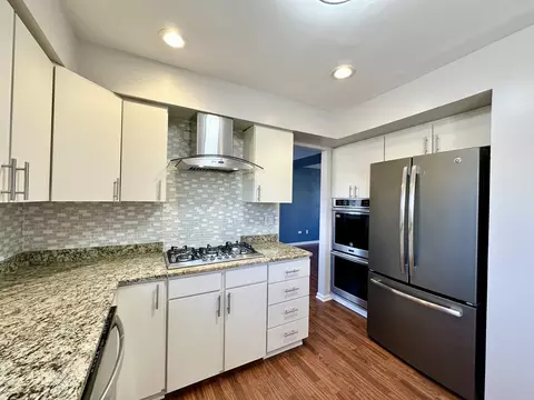 Kitchen - 689 Gardenia Ln, Bartlett, IL 60103 photo 3 of 4