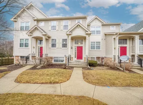 825 Essex Cir #825, Grayslake, IL 60030