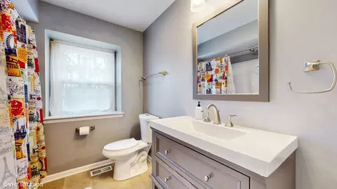 Bath - 1509 Hill Ave, Wheaton, IL 60187 photo 3 of 3