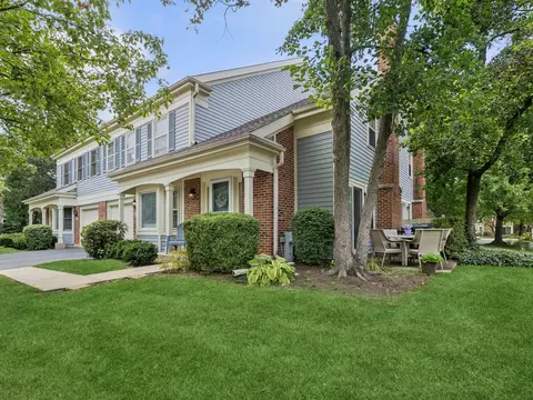 1962 N Charter Point Dr, Arlington Heights, IL 60004