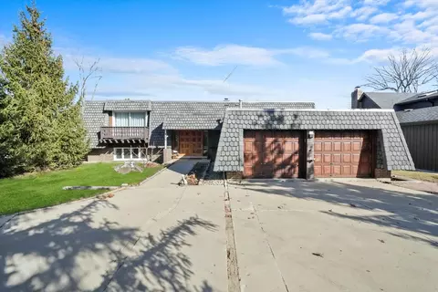115 Iroquois Trl, Wood Dale, IL 60191