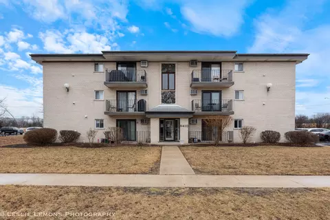 8410 Captons Ln #103, Darien, IL 60561