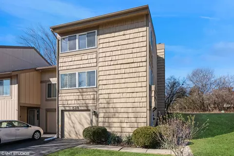 528 N Woodfield Trl, Roselle, IL 60172