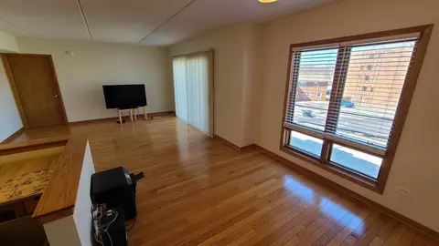 Living - 1477 Thacker Ave #310, Des Plaines, IL 60016 photo 1 of 3