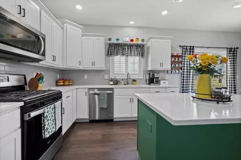 Kitchen - 3 Flag Tree Ct, Bloomington, IL 61705 photo 2 of 3