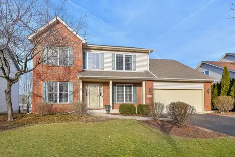 676 E Thornwood Dr, South Elgin, IL 60177