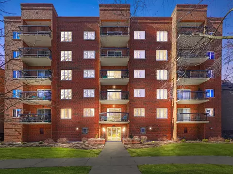 820 Graceland Ave #301, Des Plaines, IL 60016