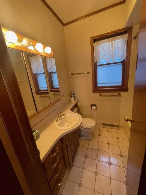 Bath - 9019 Grant Ave, Brookfield, IL 60513 photo 1 of 1