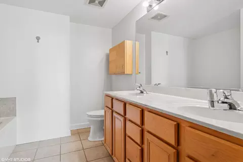 Bath - 5 E 14th Pl #901, Chicago, IL 60605 photo 1 of 3