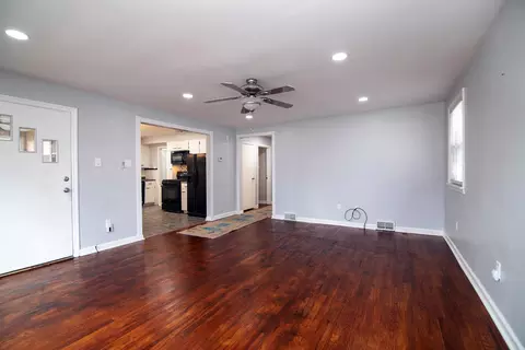 Living - 638 Beckman Dr, Kankakee, IL 60901 photo 2 of 4