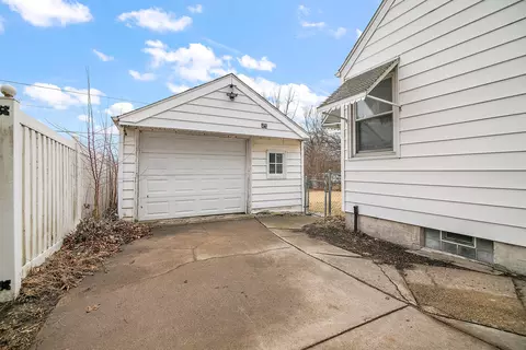 Exterior - 638 Beckman Dr, Kankakee, IL 60901 photo 3 of 5