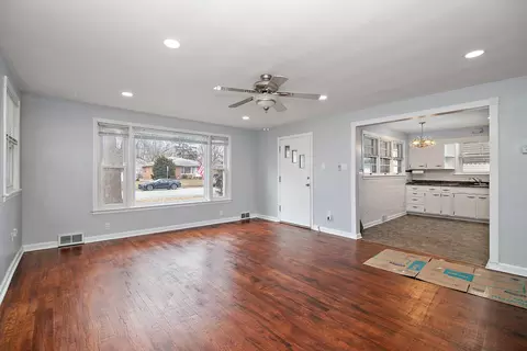 Living - 638 Beckman Dr, Kankakee, IL 60901 photo 3 of 4