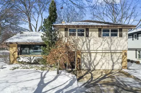 2004 Eastman Ct, Arlington Heights, IL 60004
