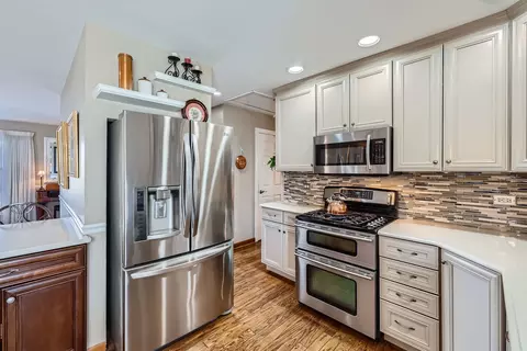 Kitchen - 4170 N Firestone Dr, Hoffman Estates, IL 60192 photo 3 of 5