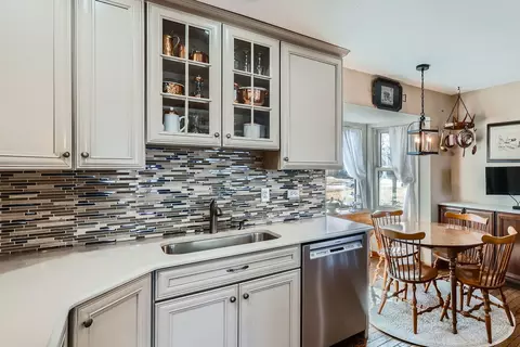Kitchen - 4170 N Firestone Dr, Hoffman Estates, IL 60192 photo 4 of 5
