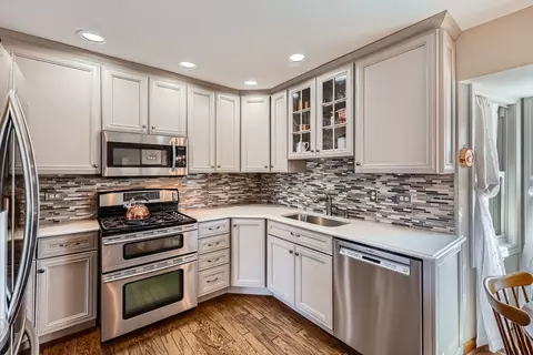 Kitchen - 4170 N Firestone Dr, Hoffman Estates, IL 60192 photo 2 of 5