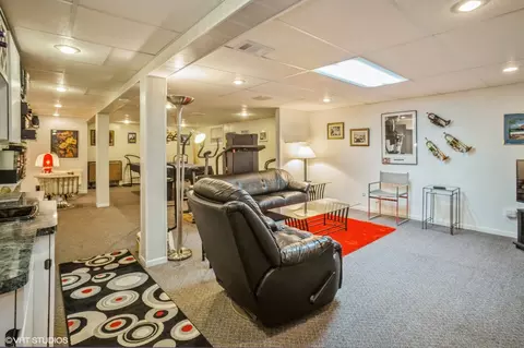 Living - 515 Debra Dr, Des Plaines, IL 60016 photo 3 of 3