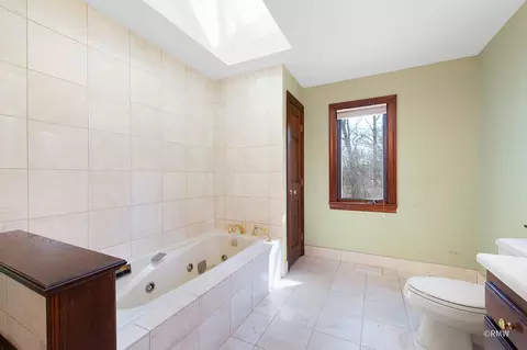 Bath - 27 W161 Mack Rd, Wheaton, IL 60189 photo 3 of 4