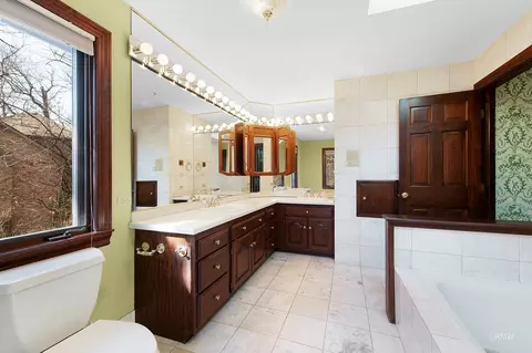 Bath - 27 W161 Mack Rd, Wheaton, IL 60189 photo 2 of 4