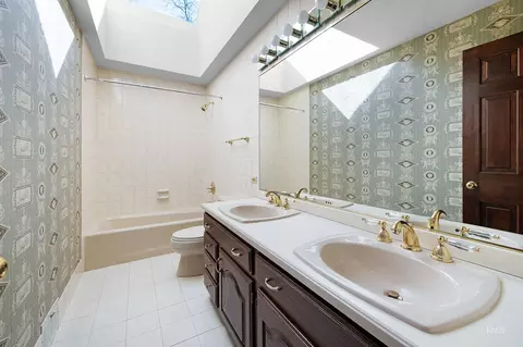 Bath - 27 W161 Mack Rd, Wheaton, IL 60189 photo 4 of 4