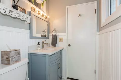 Bath - 549 E Park Ave, Elmhurst, IL 60126 photo 2 of 2
