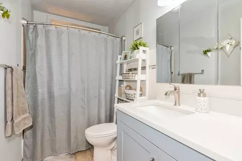 Bath - 549 E Park Ave, Elmhurst, IL 60126 photo 1 of 2