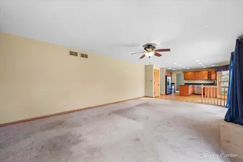 Living - 5 White Chapel Ct, Algonquin, IL 60102 photo 3 of 5