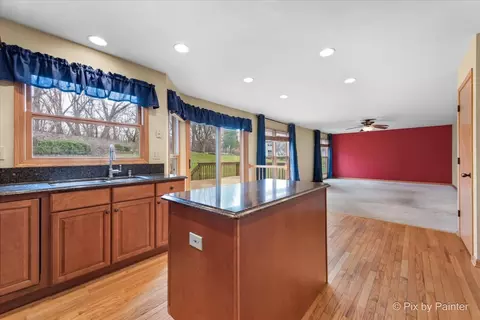 Living - 5 White Chapel Ct, Algonquin, IL 60102 photo 2 of 5