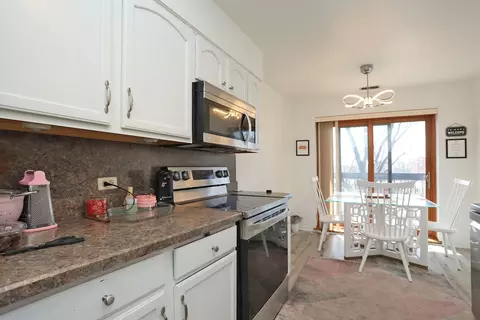 Kitchen - 711 S River Rd #416, Des Plaines, IL 60016 photo 2 of 2