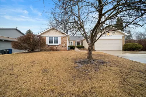 300 Stoney Brook Ct, Algonquin, IL 60102