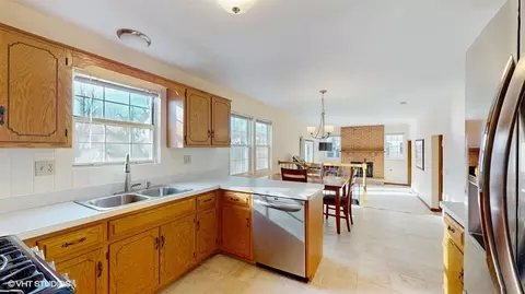 Kitchen - 485 E Cimarron Dr, Aurora, IL 60504 photo 2 of 3