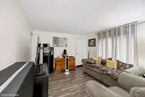 Living - 14633 Keystone Ave #1B, Midlothian, IL 60445 photo 1 of 2