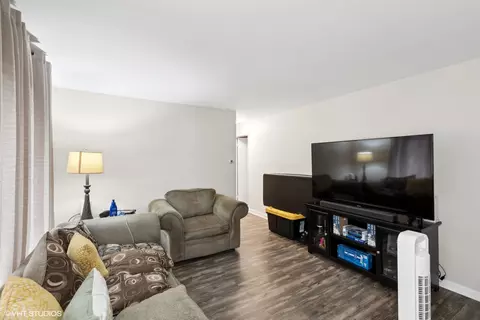 Living - 14633 Keystone Ave #1B, Midlothian, IL 60445 photo 2 of 2