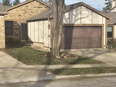 1129 Oakview Dr, Wheaton, IL 60187