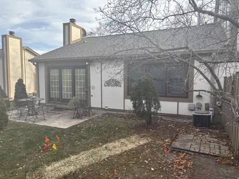 1129 Oakview Dr, Wheaton, IL 60187 photo 4