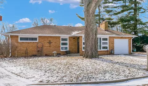 8 Normandy Pl, Champaign, IL 61821 photo 3
