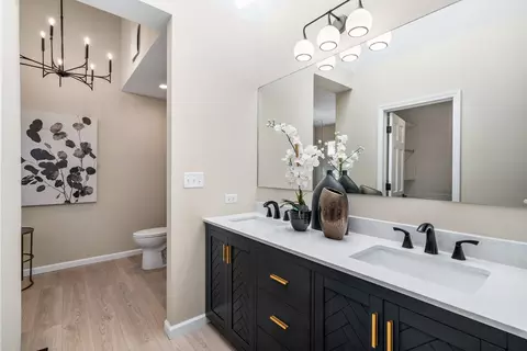 Bath - 1950 Cromwell Dr, Wheaton, IL 60189 photo 2 of 4