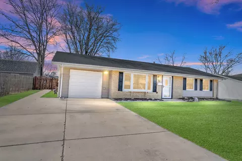 934 Webster Ln, Schaumburg, IL 60193