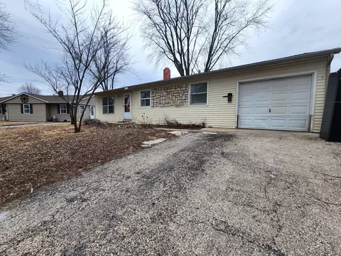 136 Mora Rd, Carpentersville, IL 60110