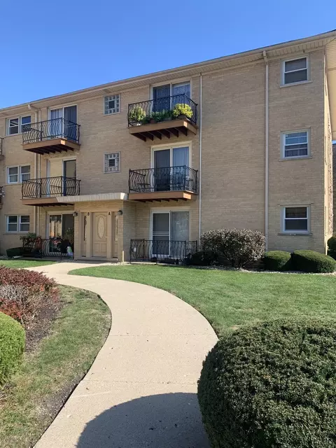 32 W Conti Pkwy #1A, Elmwood Park, IL 60707